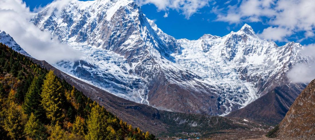 Best time for Manaslu Circuit Trek with clear Himalayan mountain views and seasonal trekking conditions in Nepal